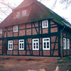 Sanierung eines Bauernhauses mit UNILUX Fenster. Die Fenster sind außen bündig eingesetzt und mit weißen 7cm breiten Leisten umlaufend verkleidet
